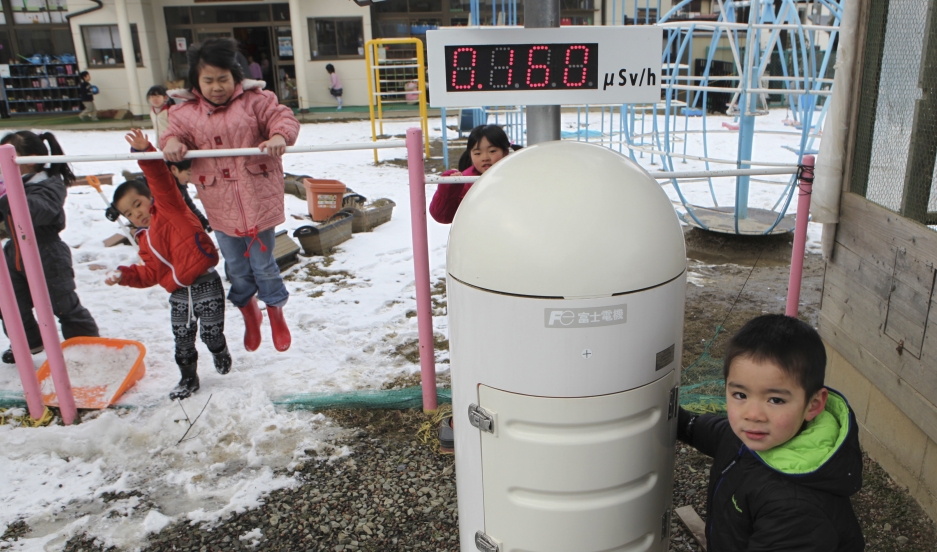 福島第一原発から約30マイルの幼稚園で遊ぶ子供たち